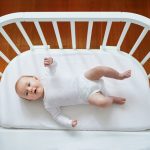 Slapen met je baby dichtbij: De voordelen van een cosleeper