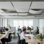 Een akoestisch plafond dat je ruimte direct rustiger laat klinken